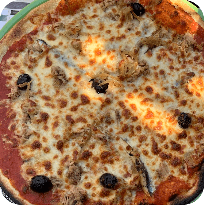 Plus de 20 variétés de pizzas sont disponibles, des plus traditionnelles aux plus atypiques